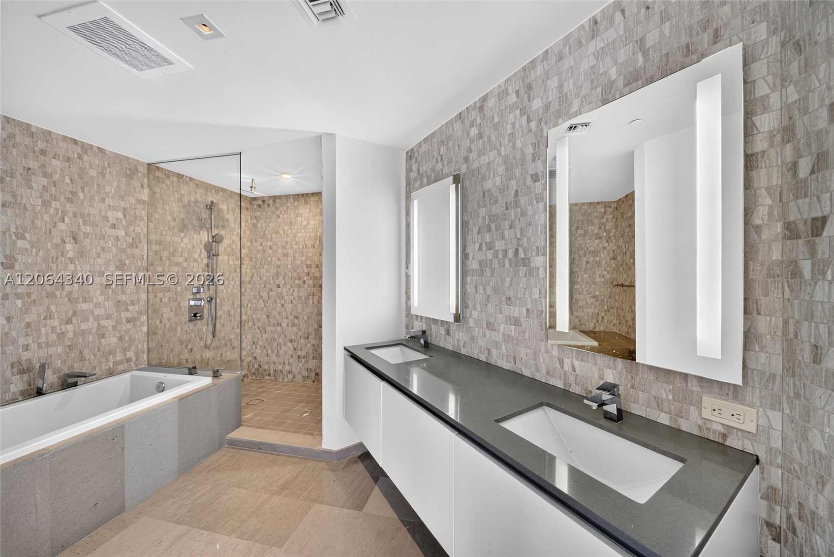 68 SE 6th St #3311, Miami FL 33131