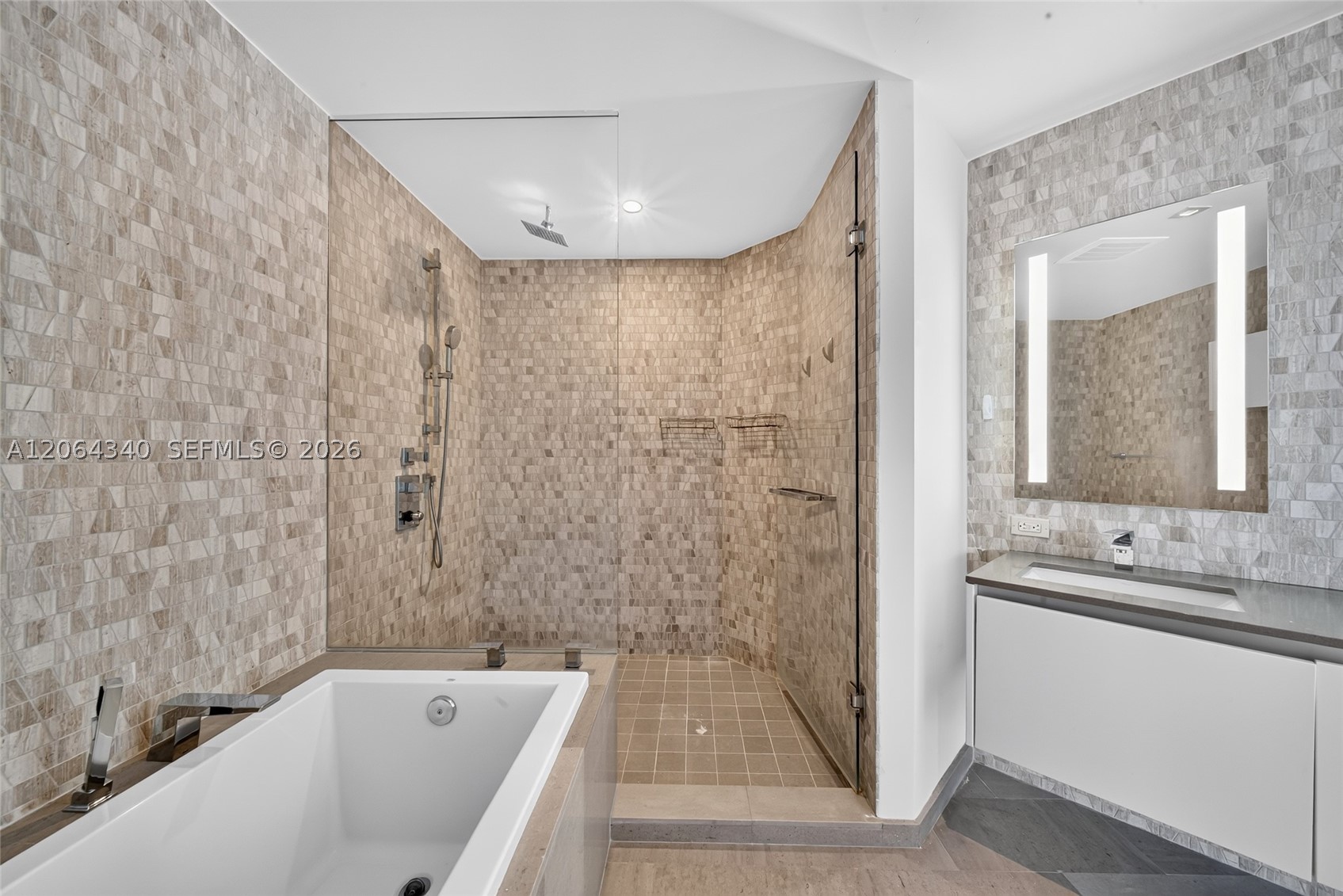 68 SE 6th St #3311, Miami FL 33131