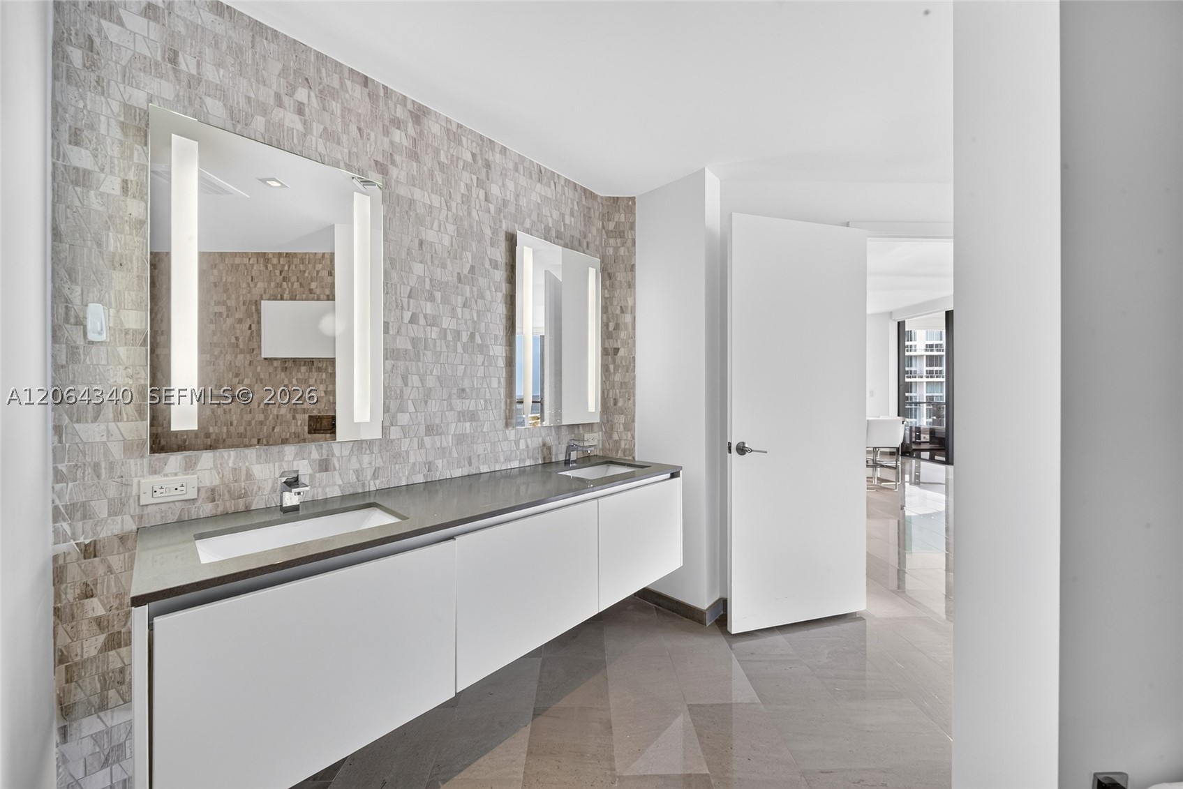 68 SE 6th St #3311, Miami FL 33131