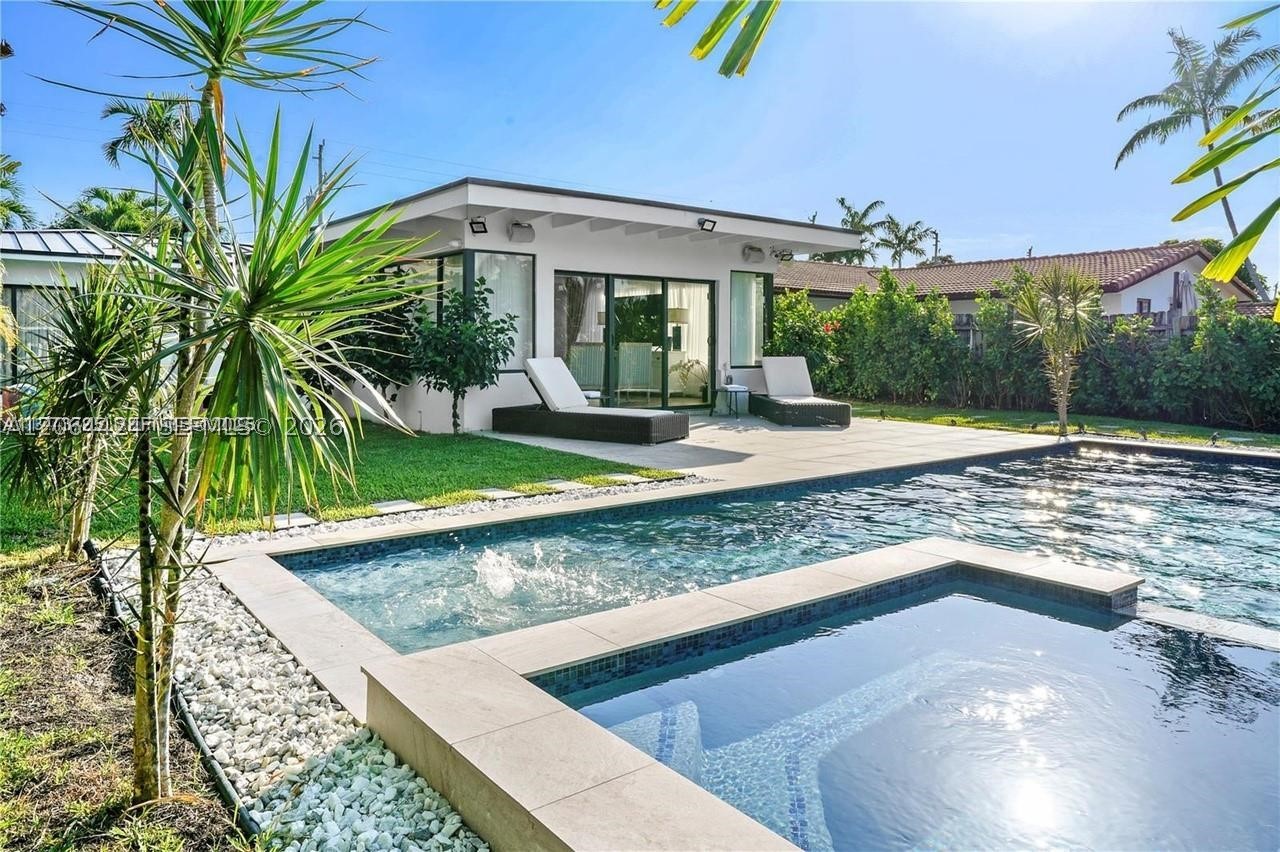 1625 Daytonia Rd, Miami Beach FL 33141
