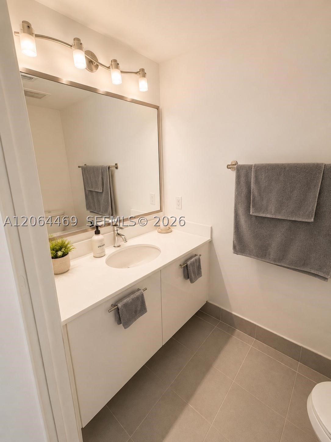 92 SW 3rd St #1210, Miami FL 33130