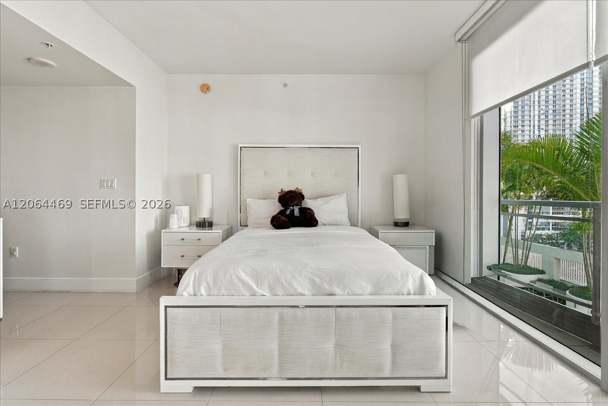 92 SW 3rd St #1210, Miami FL 33130