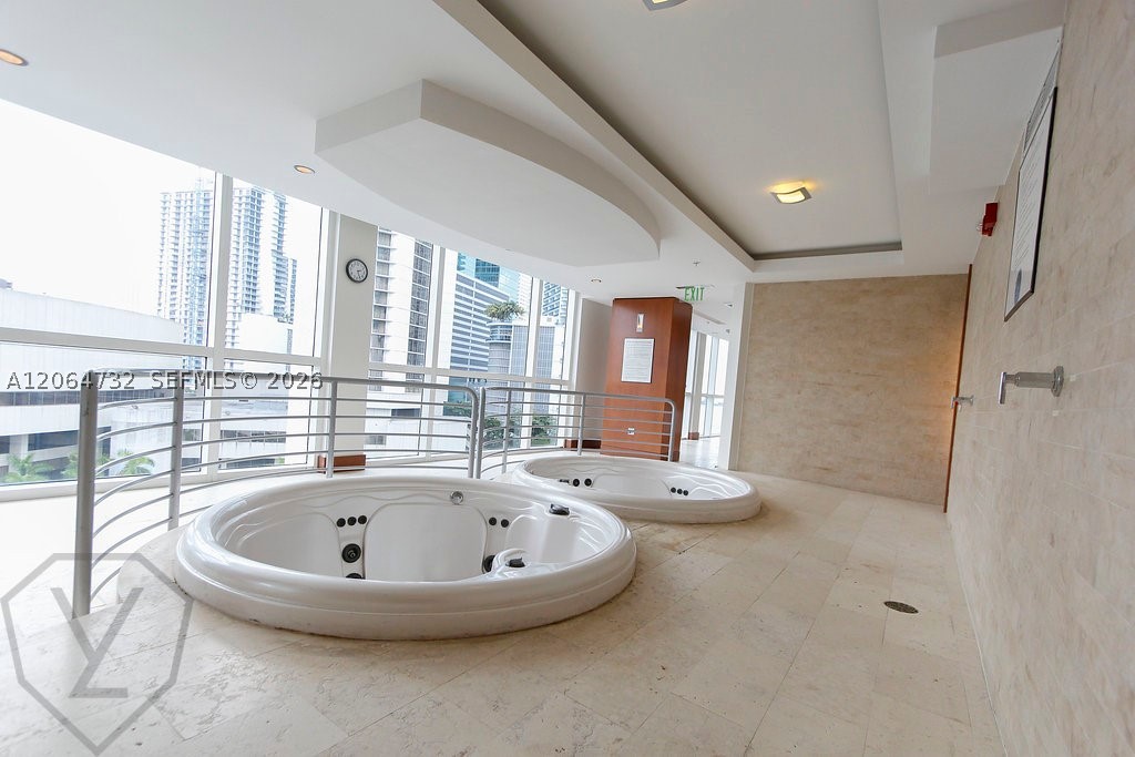 31 SE 5th St #4214, Miami FL 33131