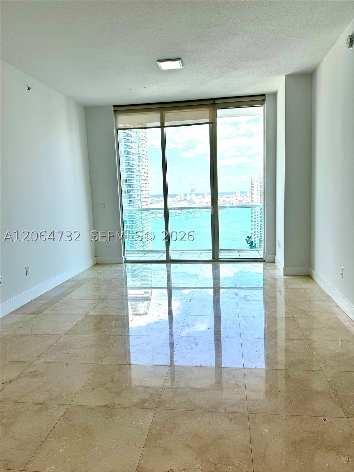 31 SE 5th St #4214, Miami FL 33131