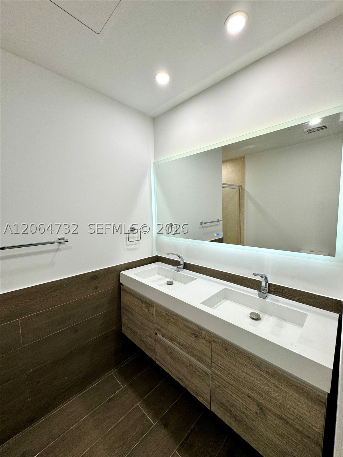 31 SE 5th St #4214, Miami FL 33131