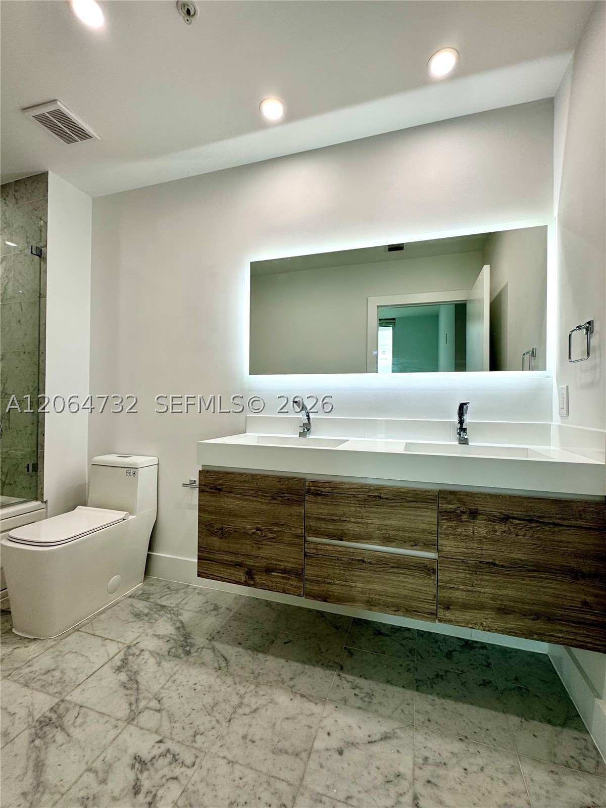 31 SE 5th St #4214, Miami FL 33131