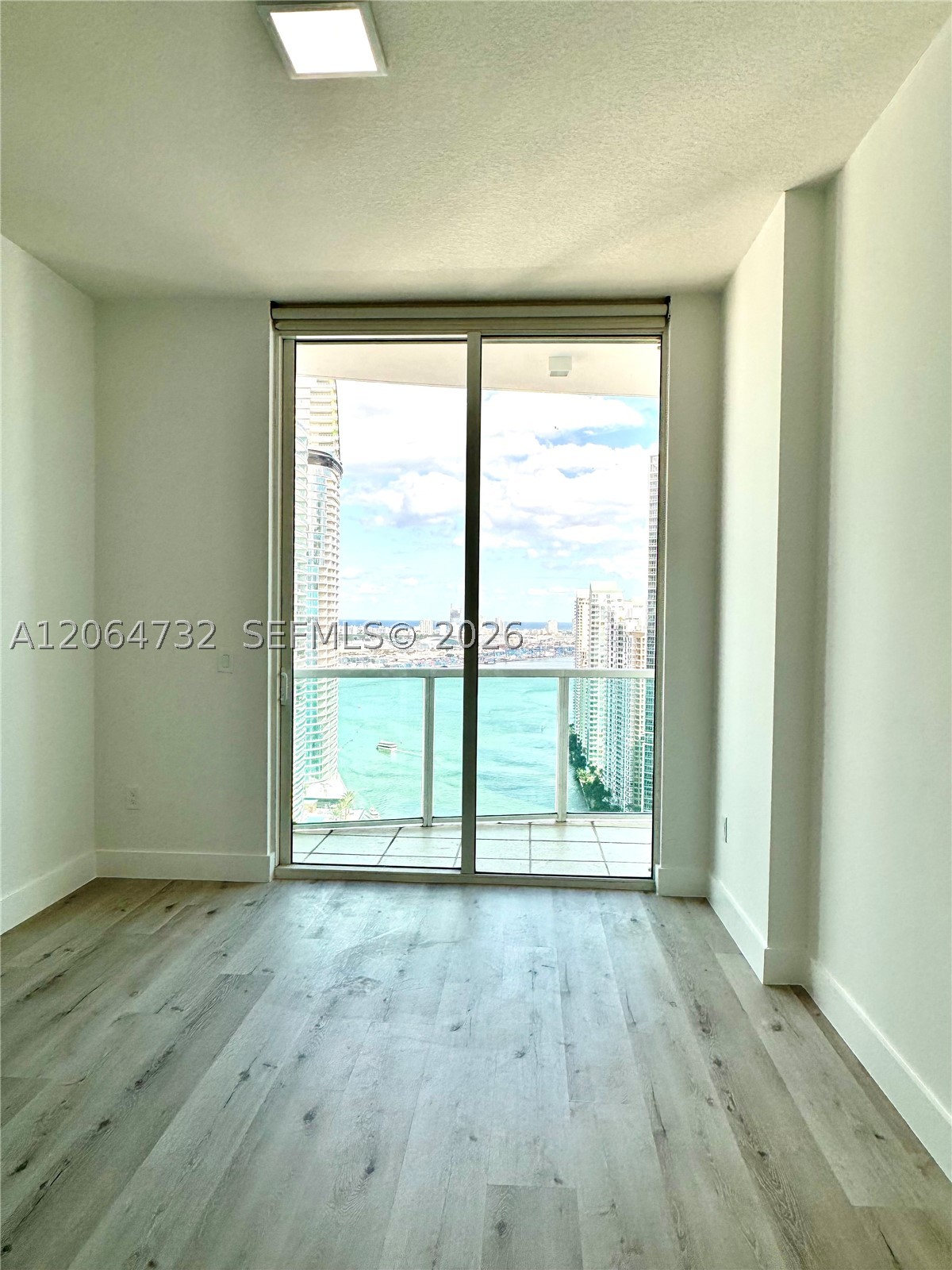 31 SE 5th St #4214, Miami FL 33131