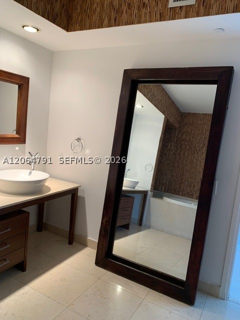 450 Alton Rd #2207, Miami Beach FL 33139