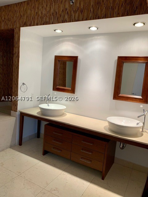 450 Alton Rd #2207, Miami Beach FL 33139