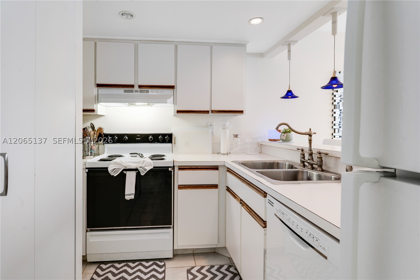 540 Brickell Key Dr #1422, Miami FL 33131