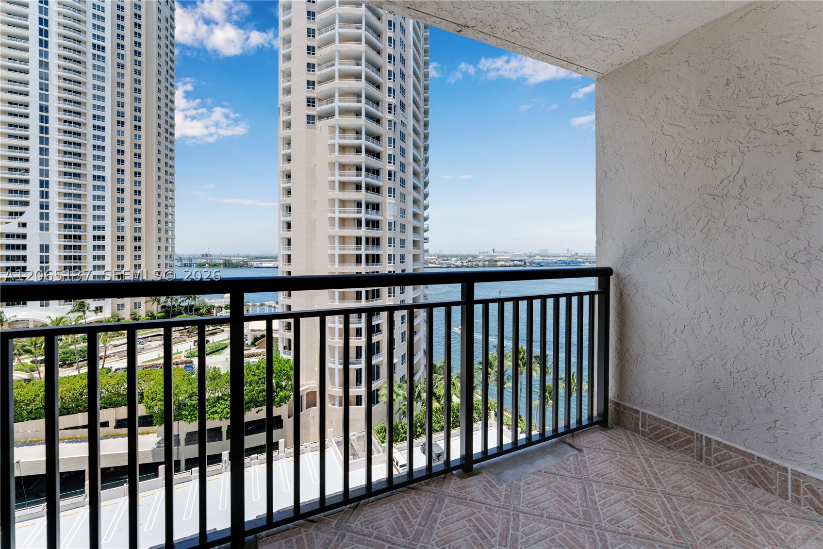 540 Brickell Key Dr #1422, Miami FL 33131
