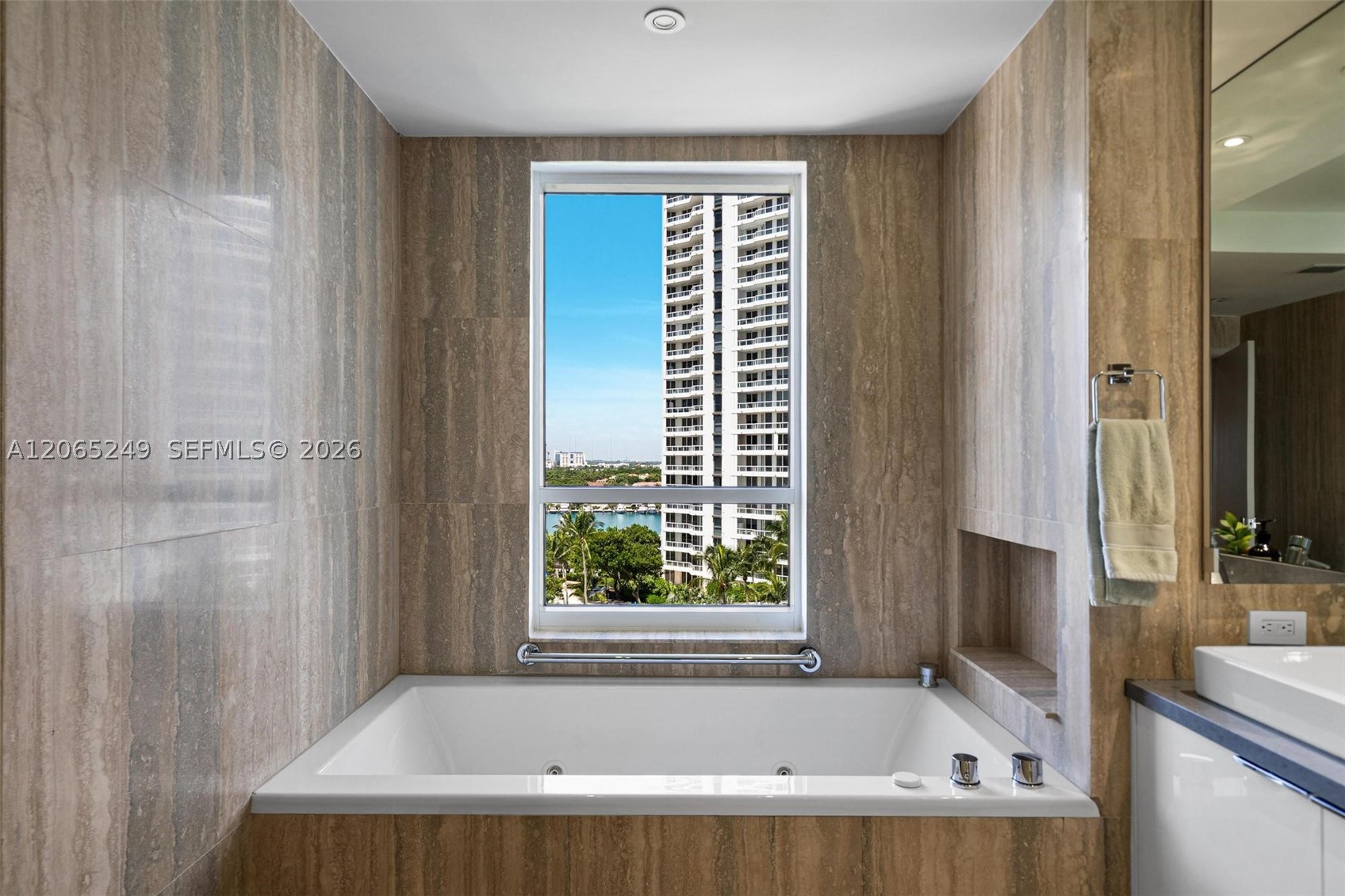 21050 Point Pl #1006, Aventura FL 33180