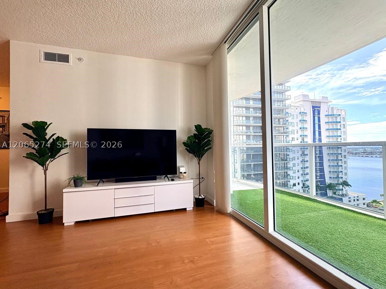 601 NE 23rd St #PH04, Miami FL 33137