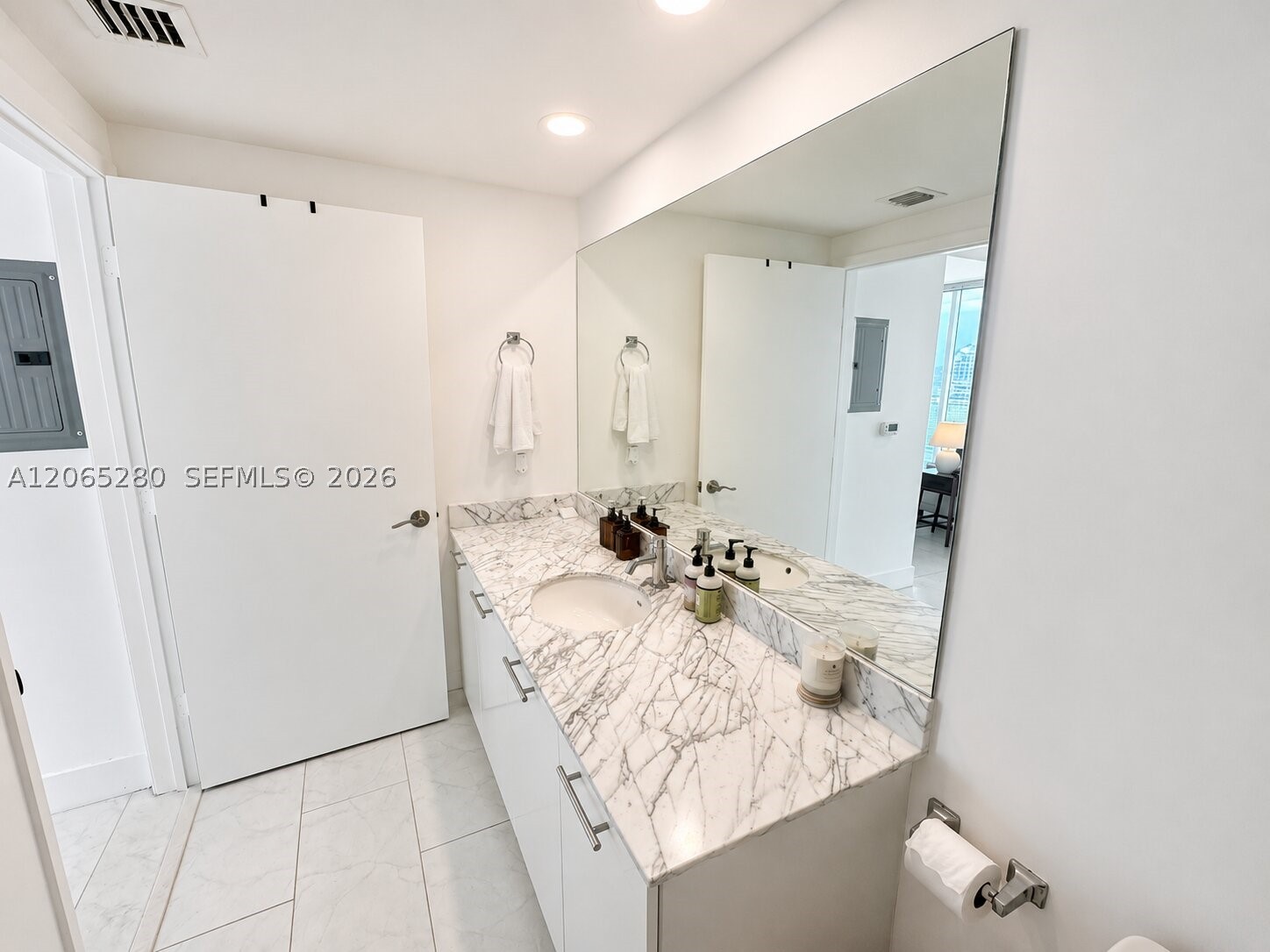 950 Brickell Bay Dr #3904, Miami FL 33131
