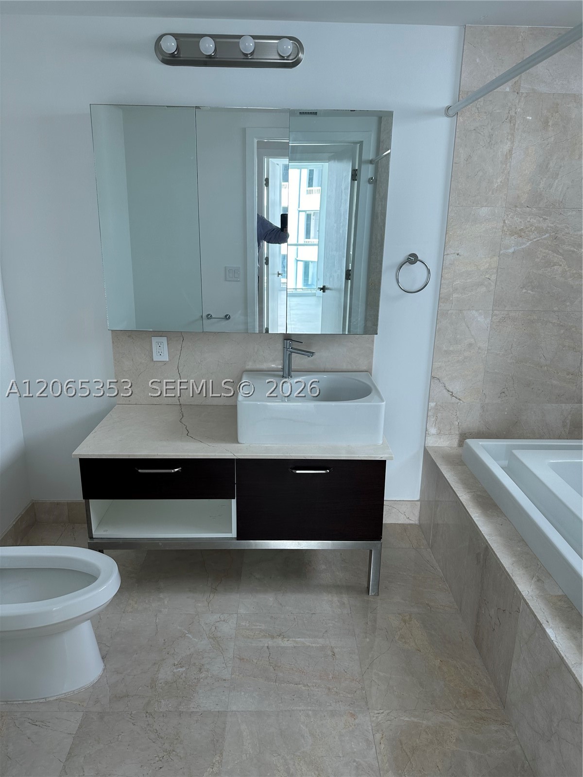 218 SE 14th St #1908, Miami FL 33131