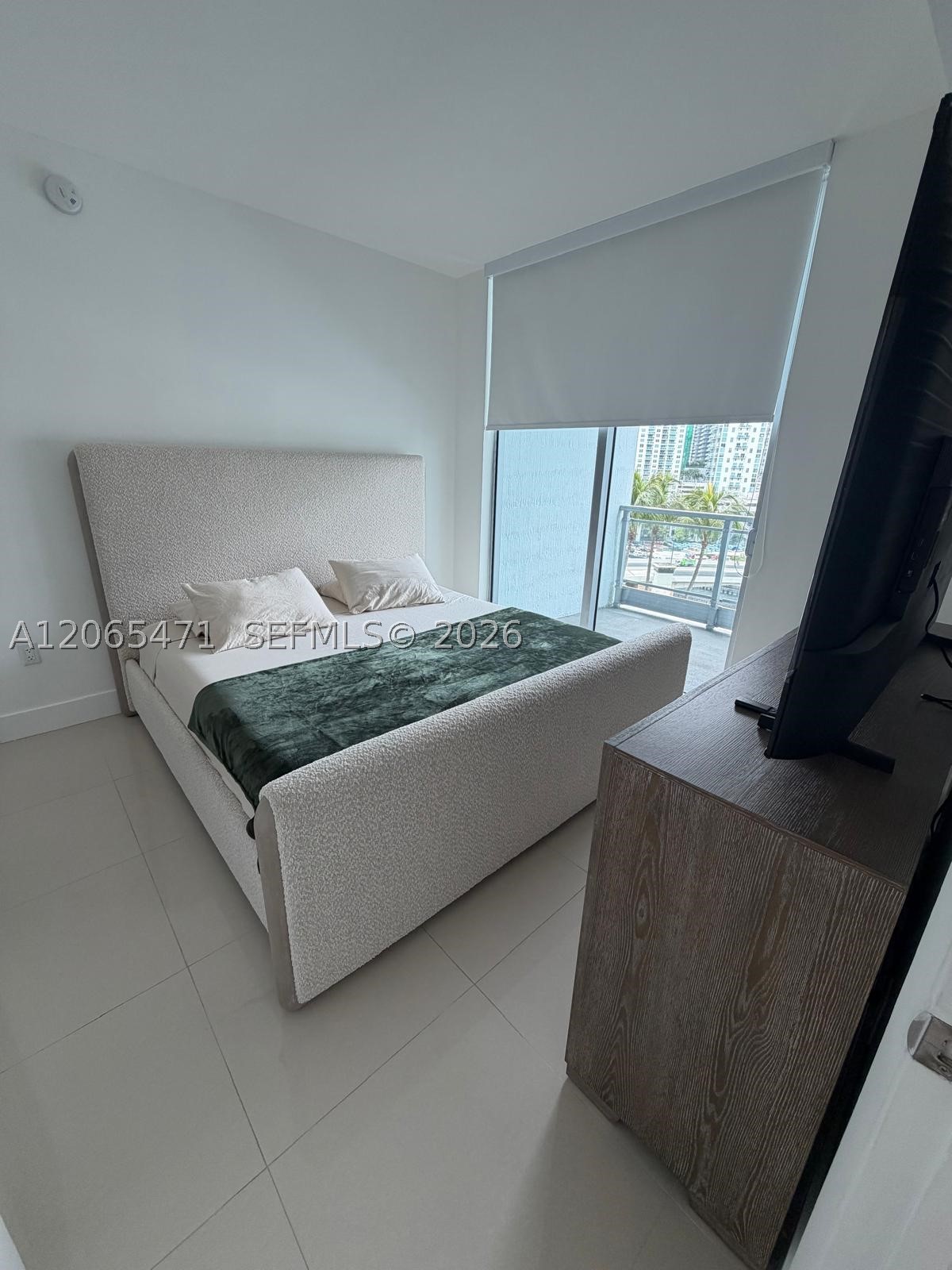 90 SW 3rd St #1416, Miami FL 33130