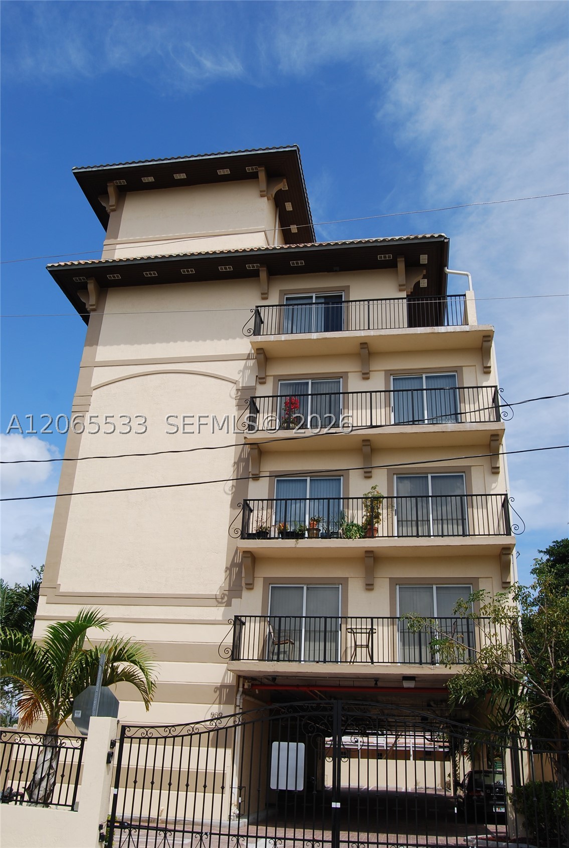 909 SW 15 AV #1, Miami FL 33135