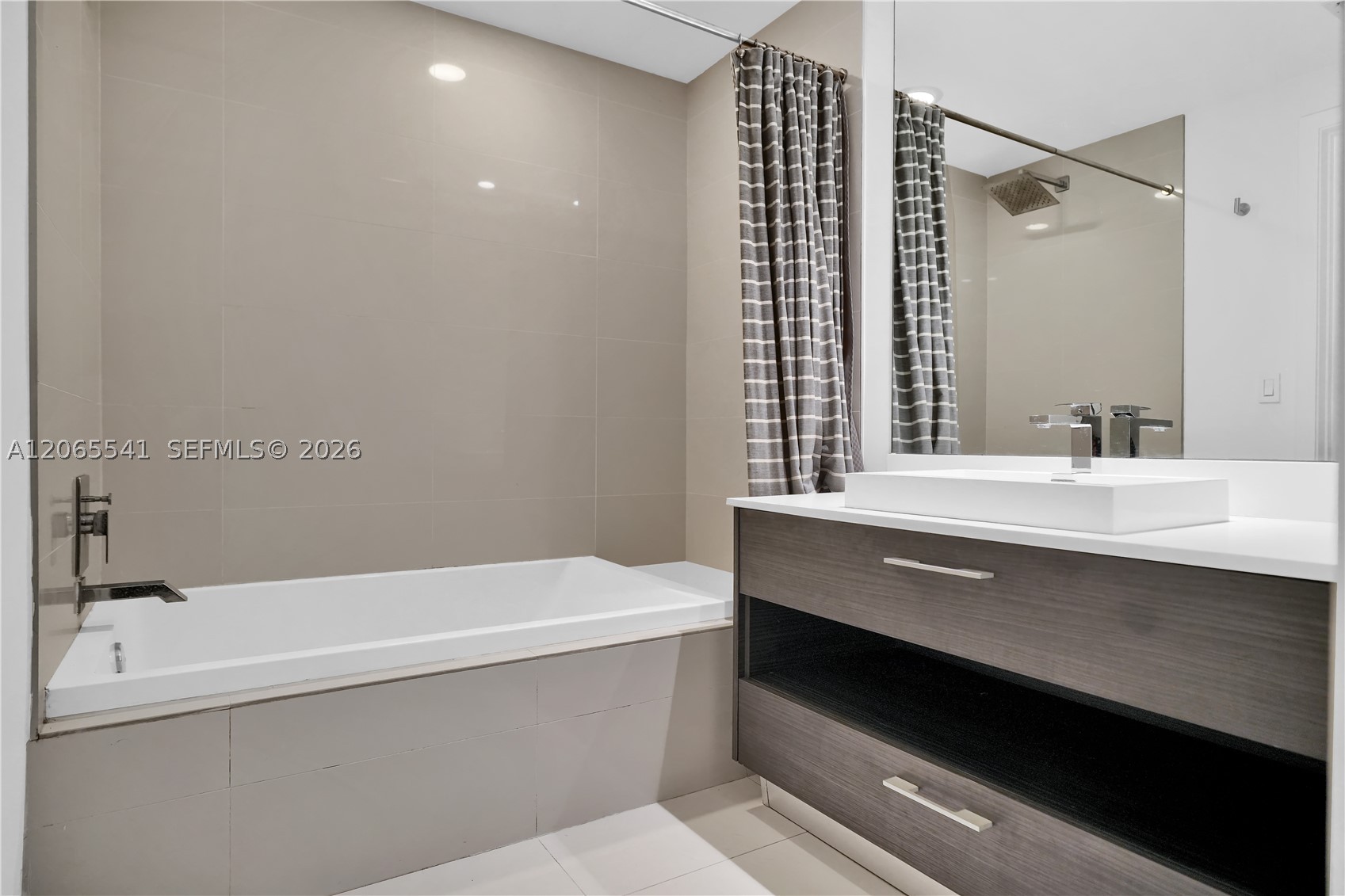 55 SW 9th St #3504, Miami FL 33130
