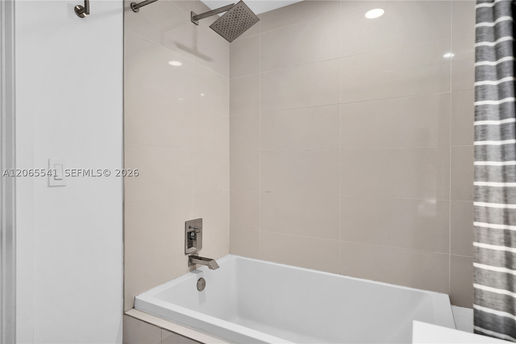 55 SW 9th St #3504, Miami FL 33130