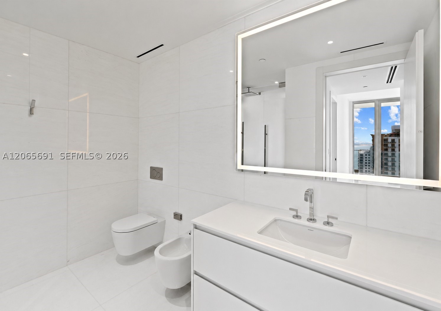 300 Biscayne Boulevard Way #4201E, Miami FL 33131