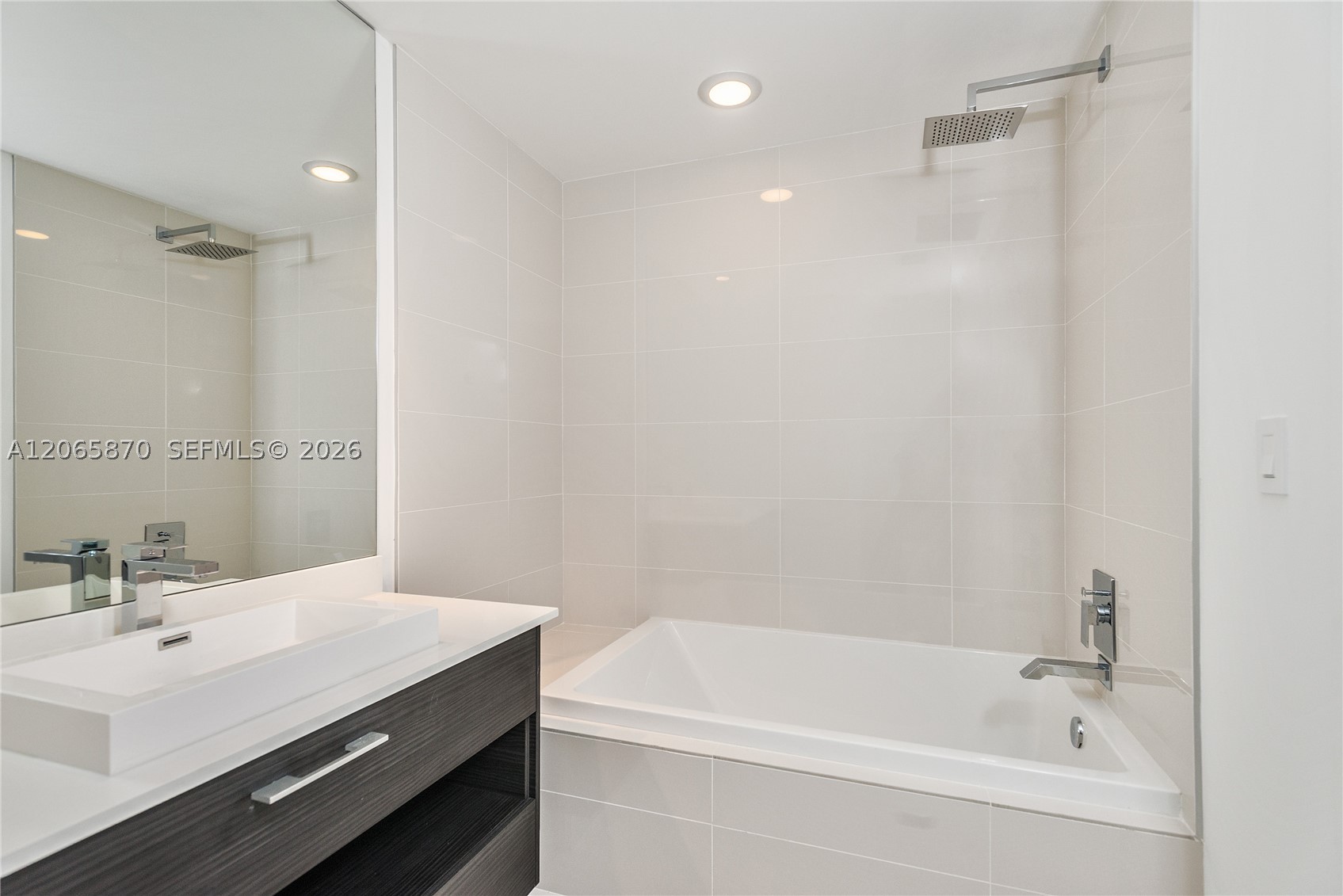 55 SW 9 St #2805, Miami FL 33129