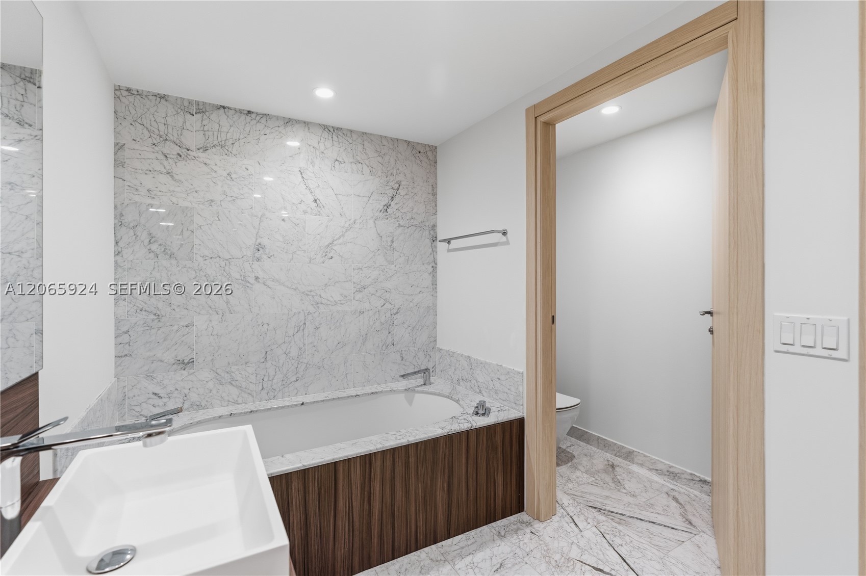 1000 Brickell Plz #1902, Miami FL 33131
