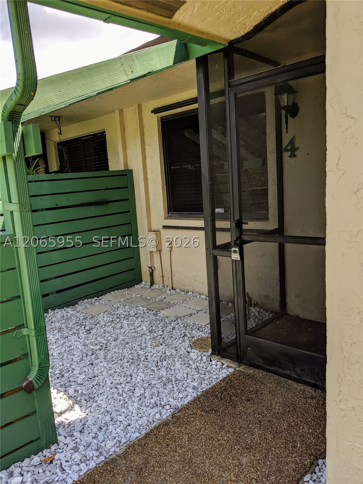 460 Lakeview Dr #4, Weston FL 33326