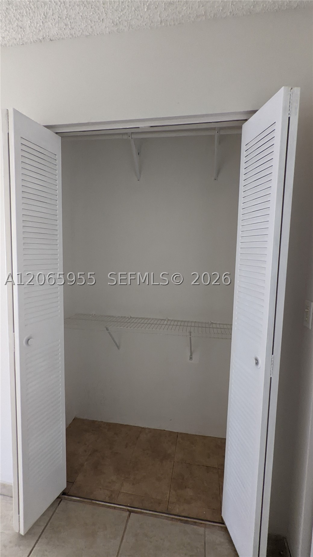 460 Lakeview Dr #4, Weston FL 33326