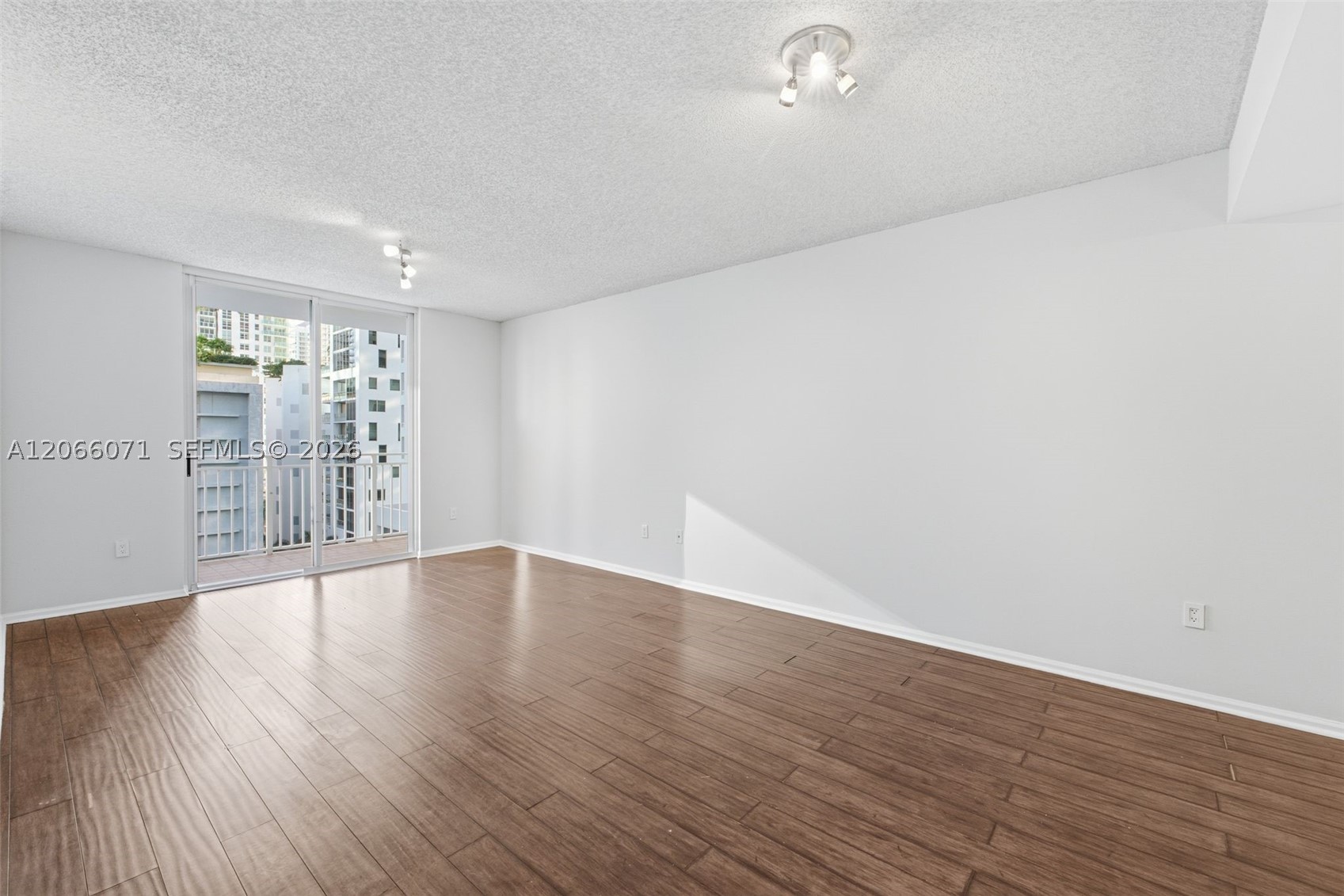 185 SE 14th Ter #1010, Miami FL 33131