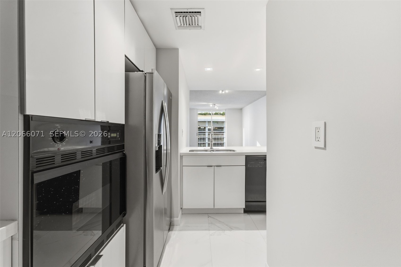 185 SE 14th Ter #1010, Miami FL 33131