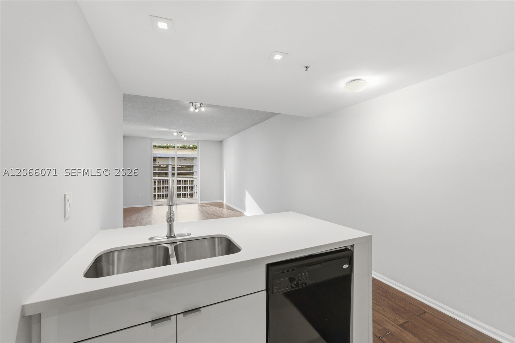 185 SE 14th Ter #1010, Miami FL 33131