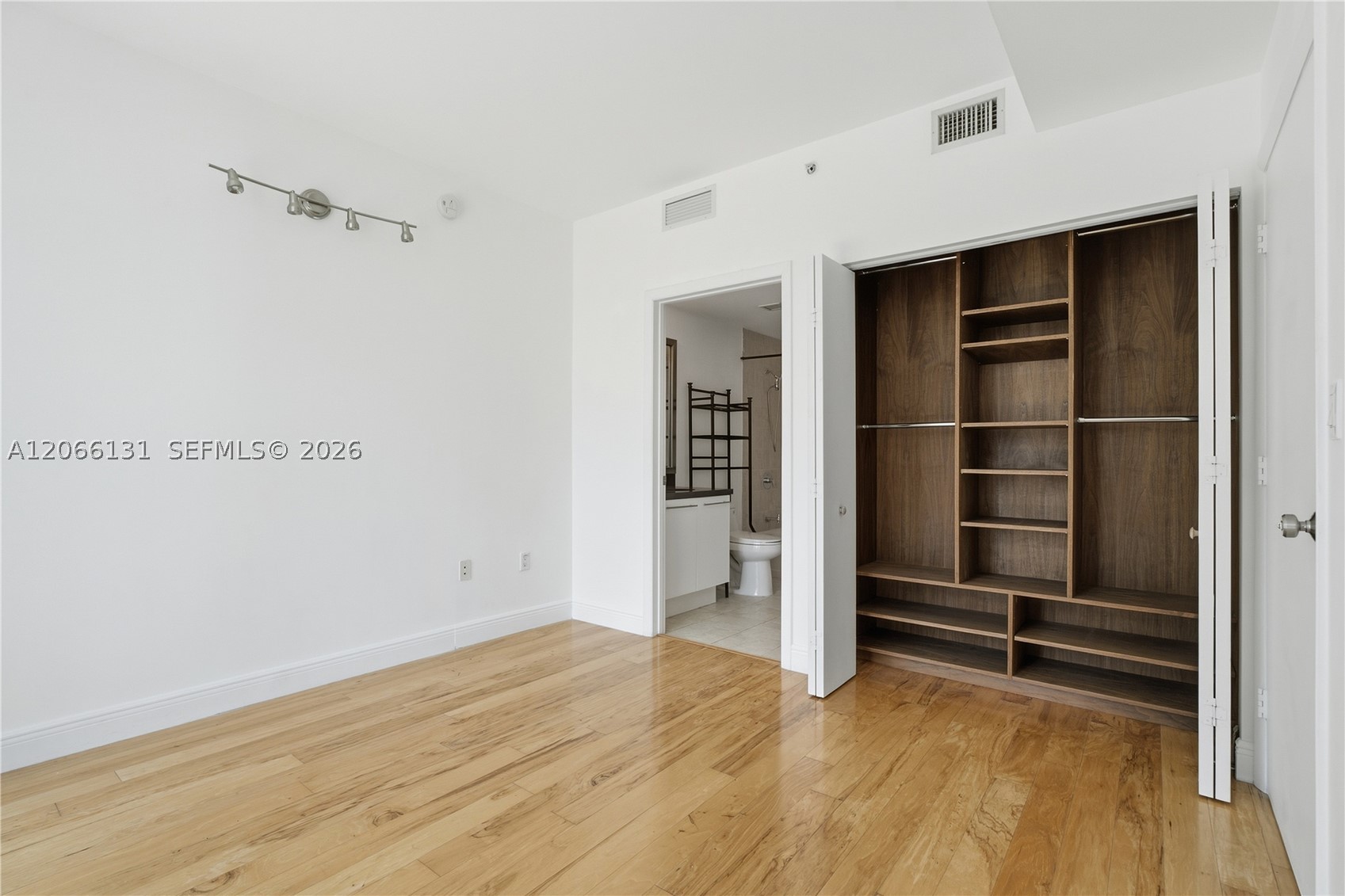 90 SW 3rd St #1801, Miami FL 33130