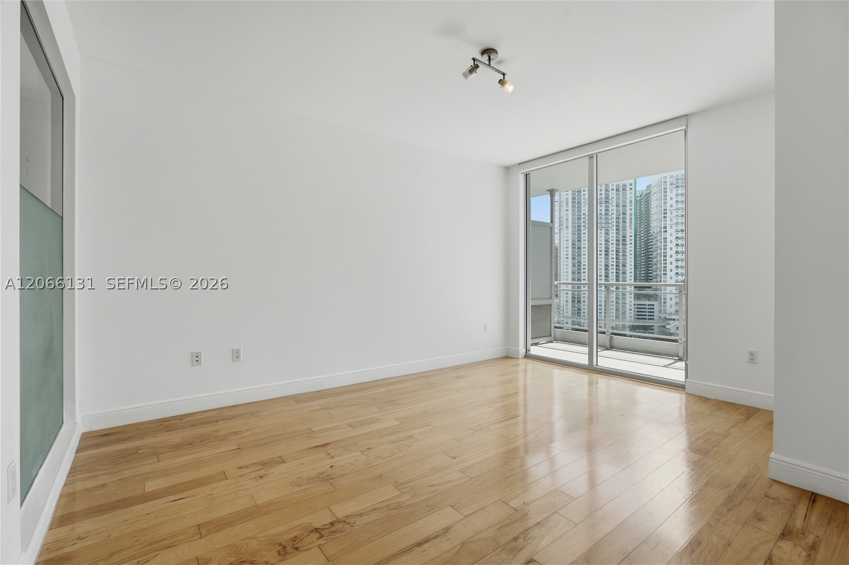 90 SW 3rd St #1801, Miami FL 33130