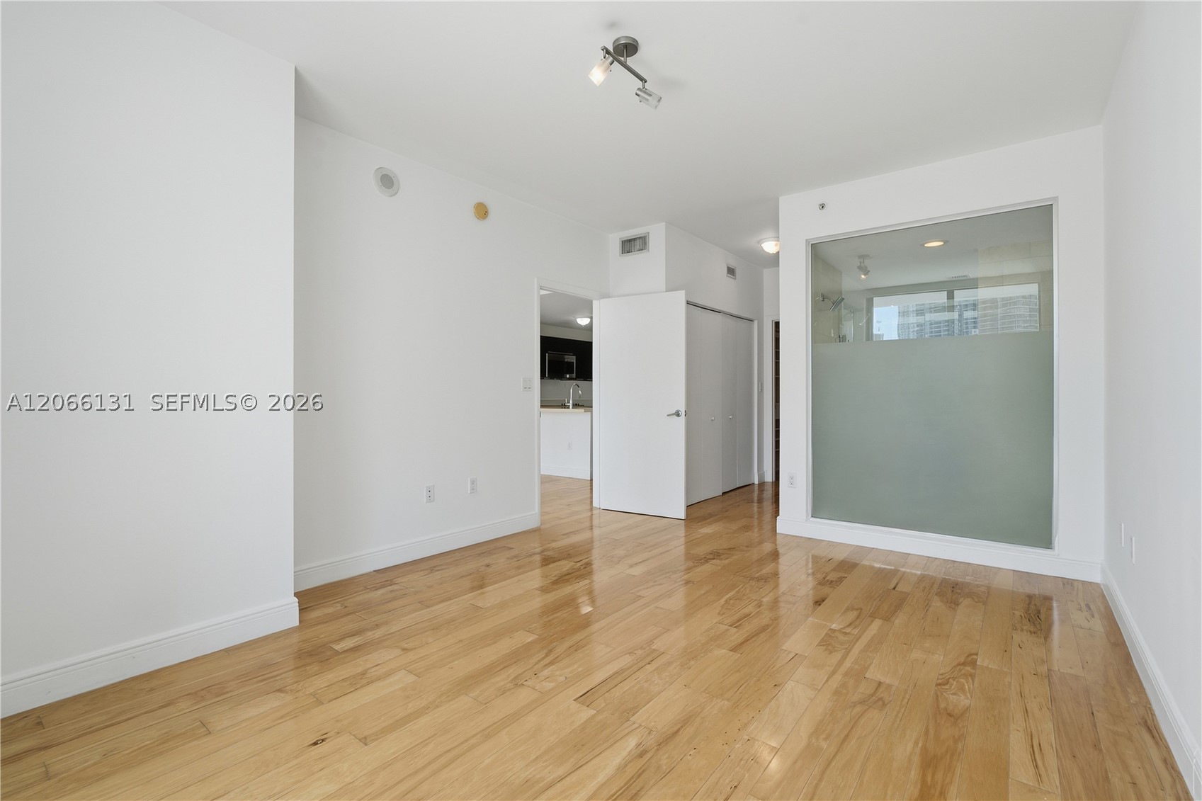90 SW 3rd St #1801, Miami FL 33130