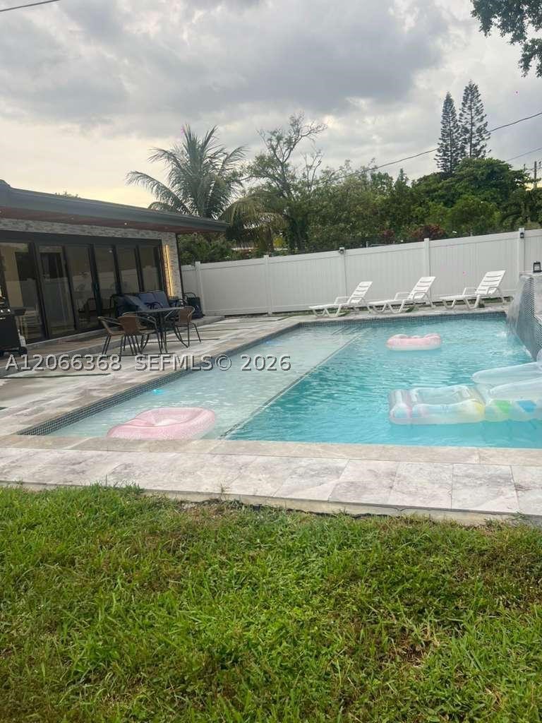 39 SE 7th St, Dania Beach FL 33004