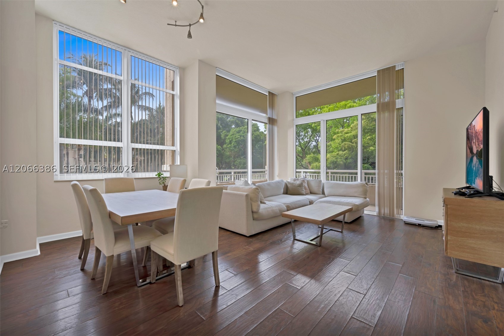 19501 W Country Club Dr #208, Aventura FL 33180