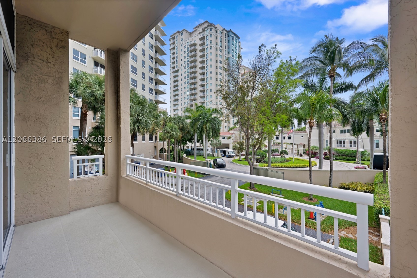 19501 W Country Club Dr #208, Aventura FL 33180