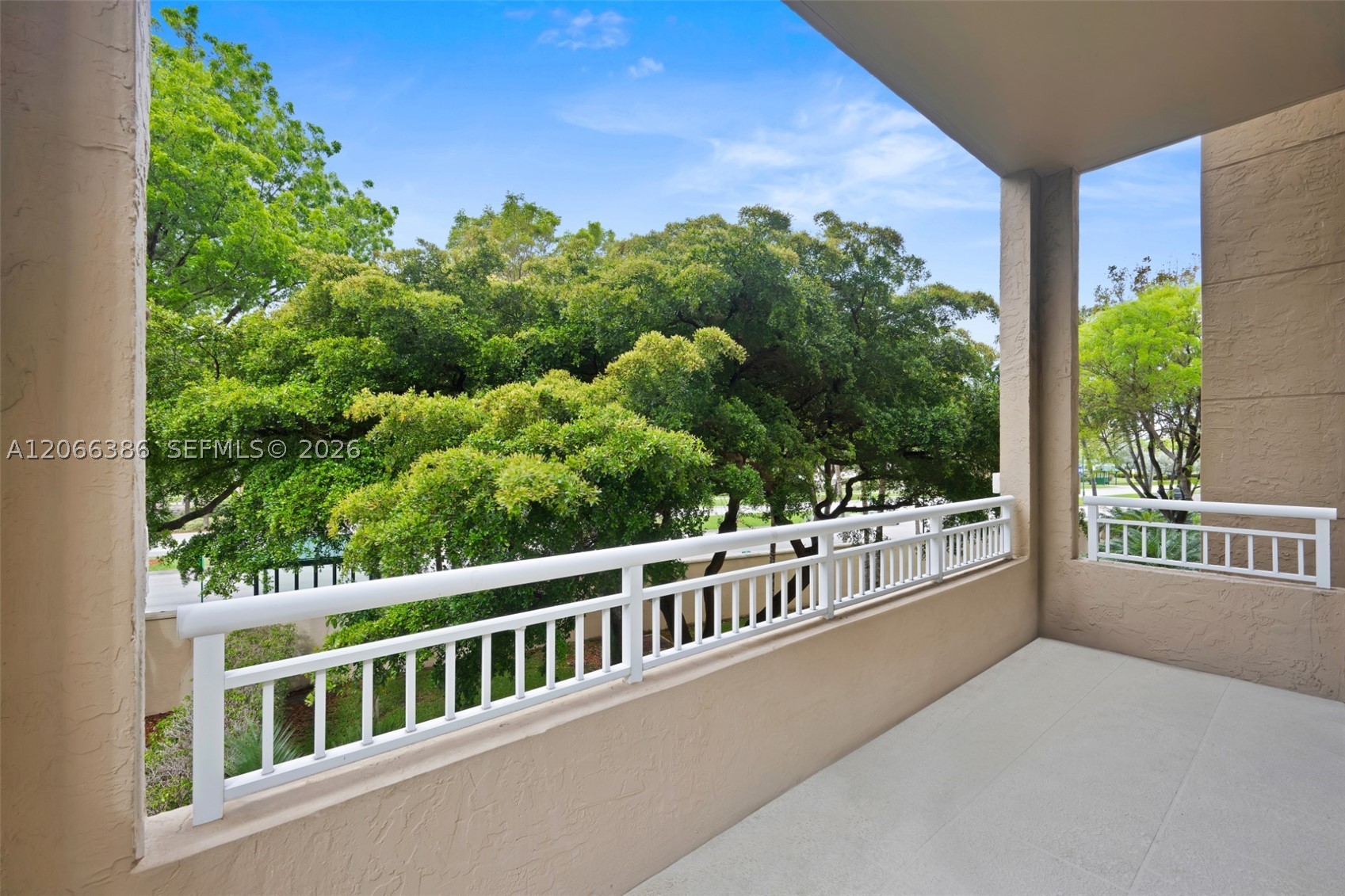 19501 W Country Club Dr #208, Aventura FL 33180