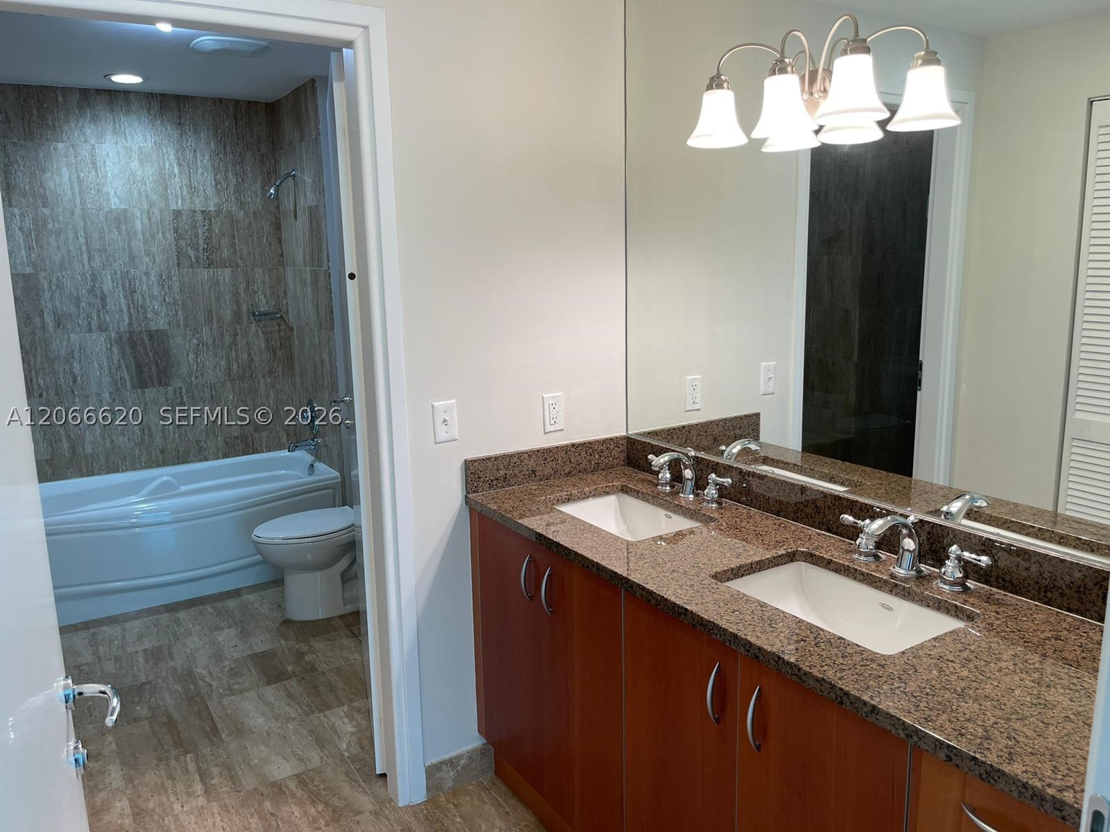 300 S Biscayne Blvd #T-2804, Miami FL 33131