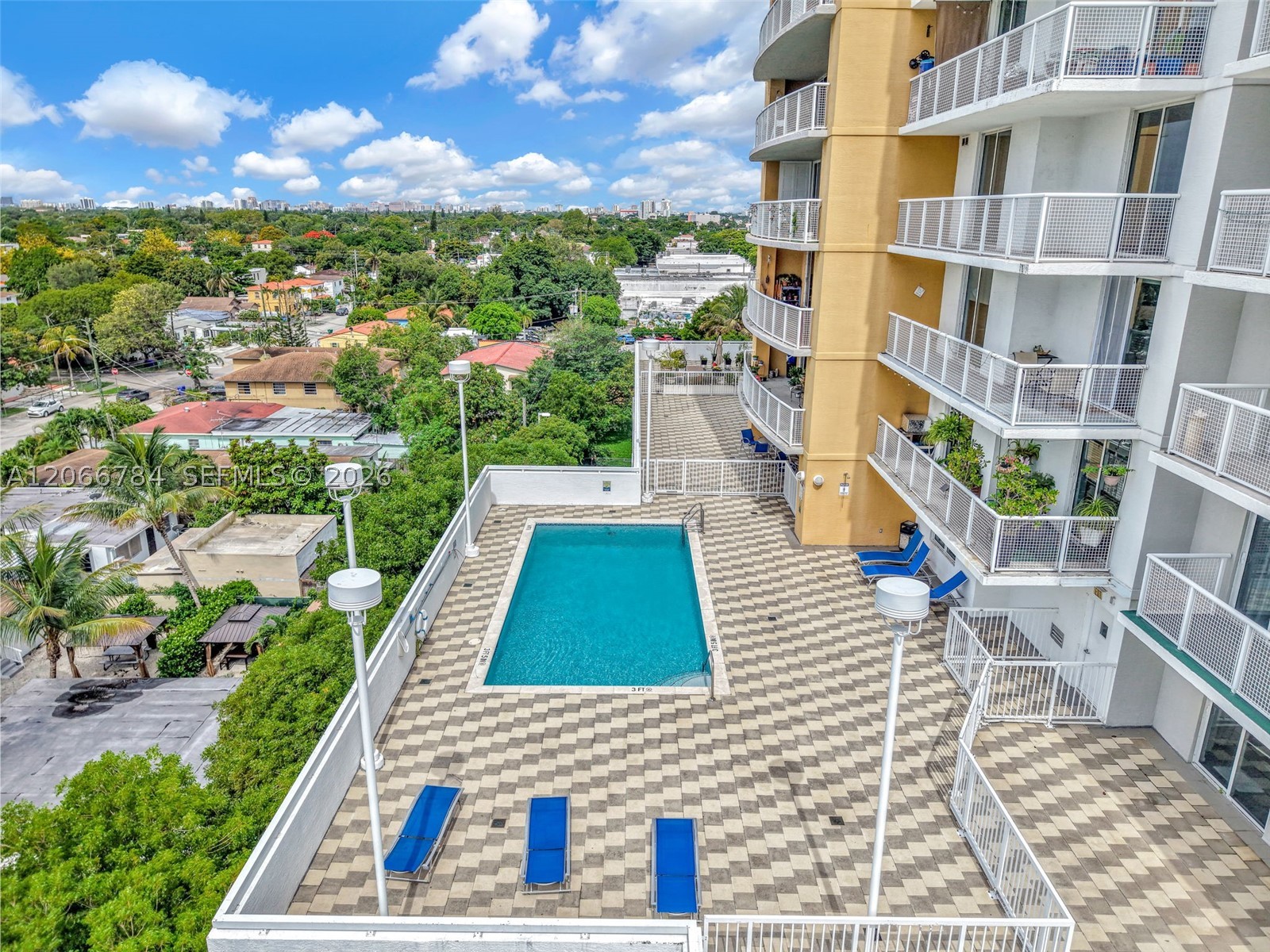 900 SW 8th St #908, Miami FL 33130