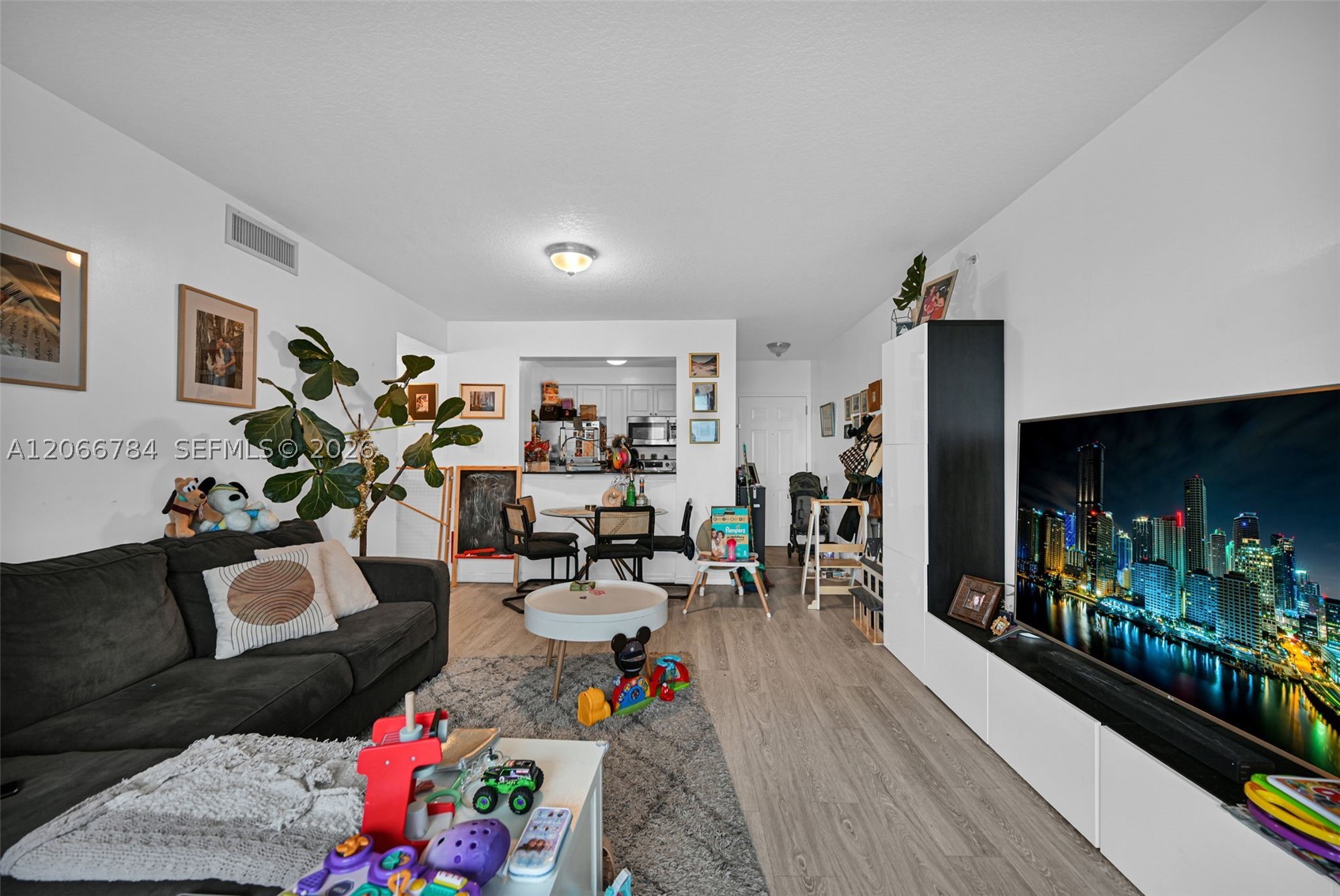 900 SW 8th St #908, Miami FL 33130