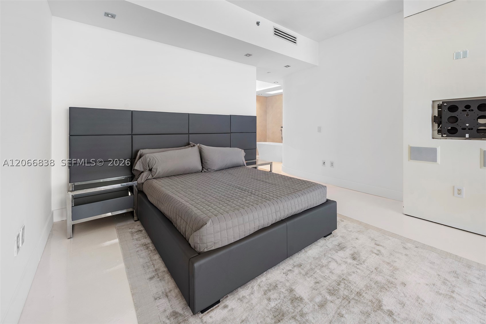 100 S Pointe Dr #2306, Miami Beach FL 33139