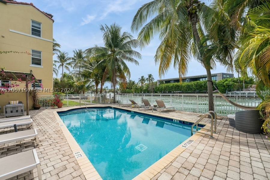 4812 Pine Tree Dr #206, Miami Beach FL 33140