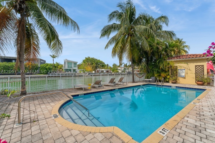 4812 Pine Tree Dr #206, Miami Beach FL 33140