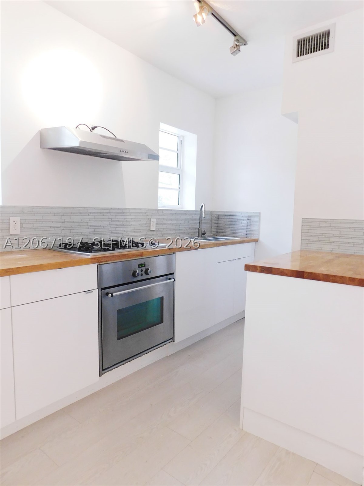 4812 Pine Tree Dr #206, Miami Beach FL 33140