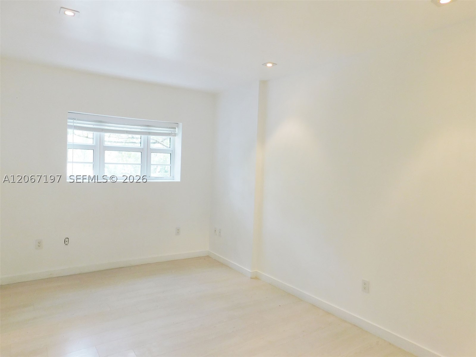 4812 Pine Tree Dr #206, Miami Beach FL 33140