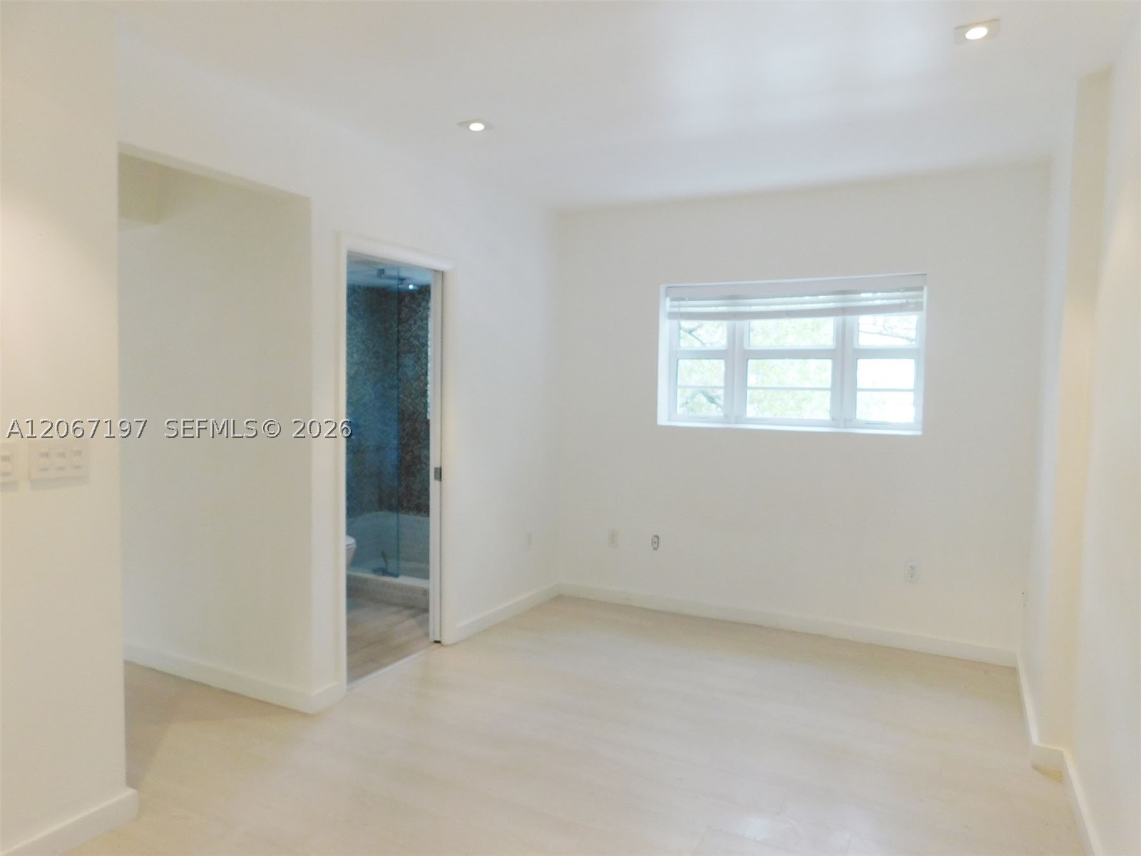 4812 Pine Tree Dr #206, Miami Beach FL 33140