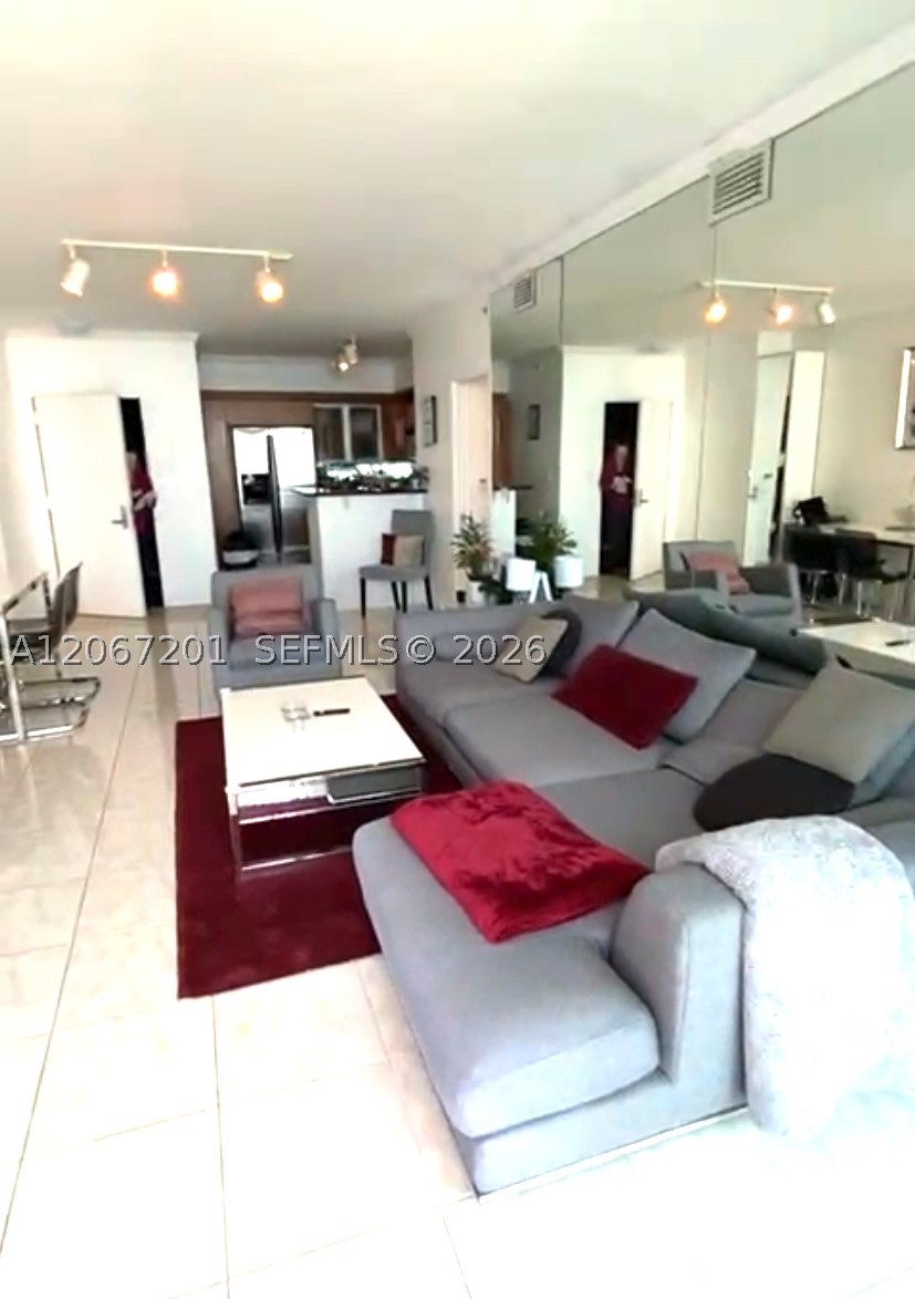325 S Biscayne Blvd #4214, Miami FL 33131