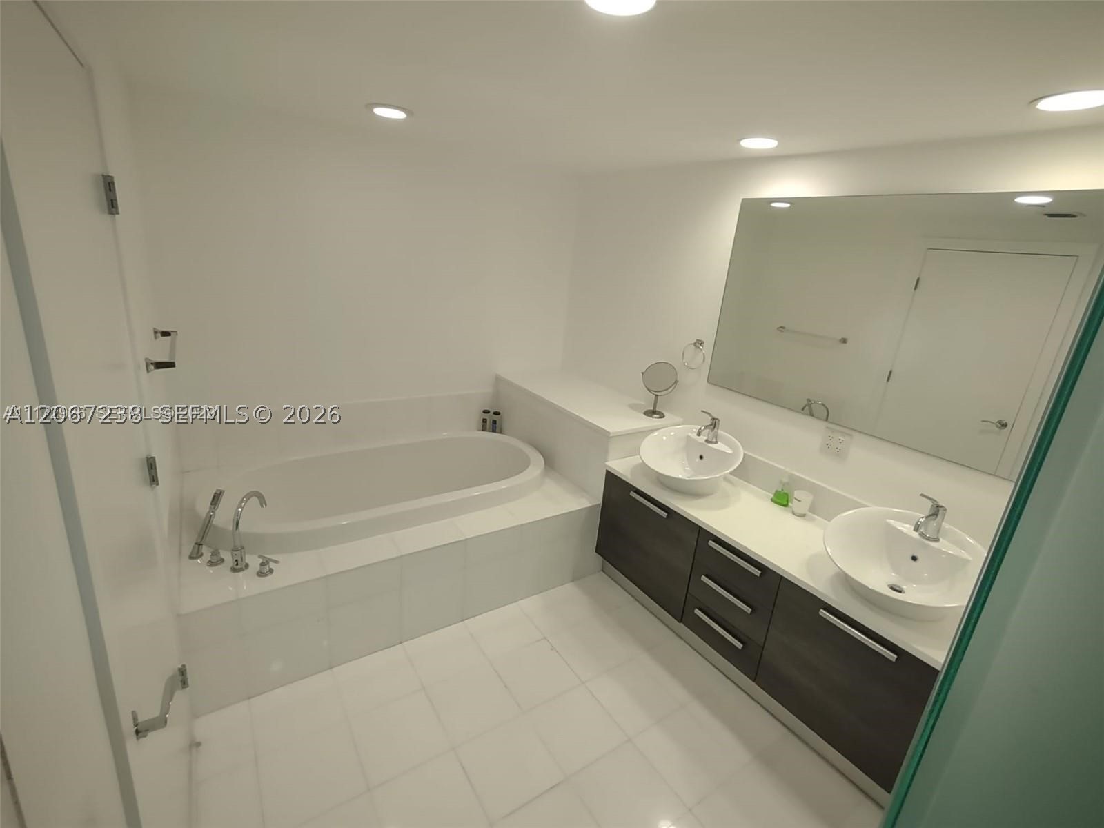2950 NE 188th St #316, Aventura FL 33180