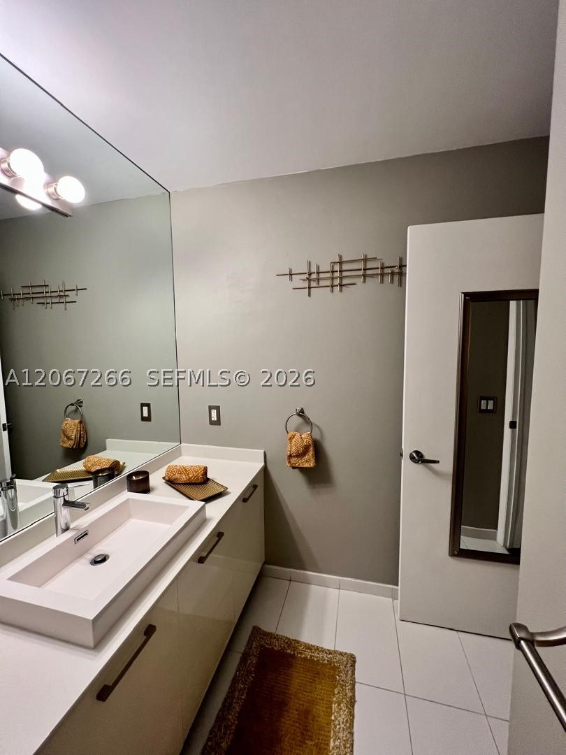 151 SE 1st St #1206, Miami FL 33131
